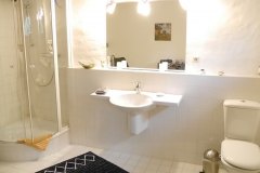 Geräumiges Bad mit Dusche und kleinem Fenster