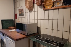 Küche mit Induktionsplatten, Mikrowelle Ofen, Kühlschrank, Waschmaschine