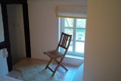 Schlafzimmer mit Blick zum Fenster