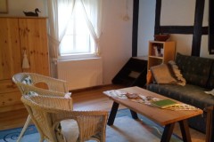 Wohnbereich mit Couch, Sessel und TV