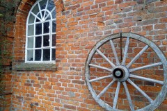 Hauswand mit einem alten Rad