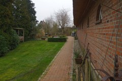 Blick in den Garten an der Ferienwohnung